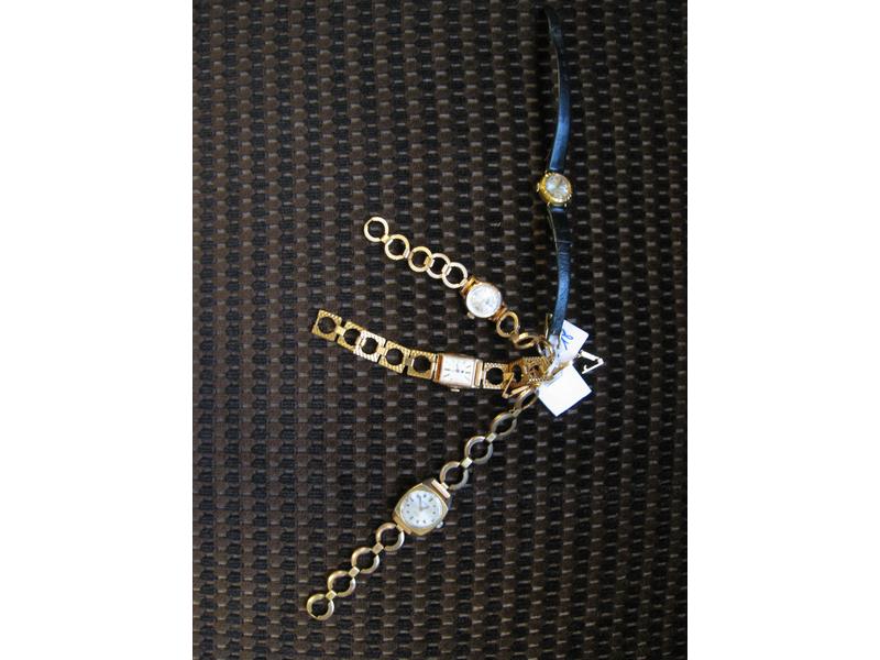 LOT DE QUATRE PETITES MONTRES bracelets de...