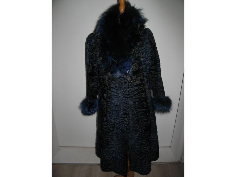 MANTEAU en astrakan Bukhara noir teinté bleu,...