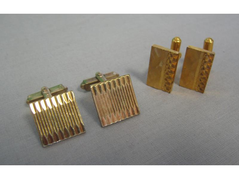 LOT DE DEUX PAIRES DE BOUTONS de manchettes...