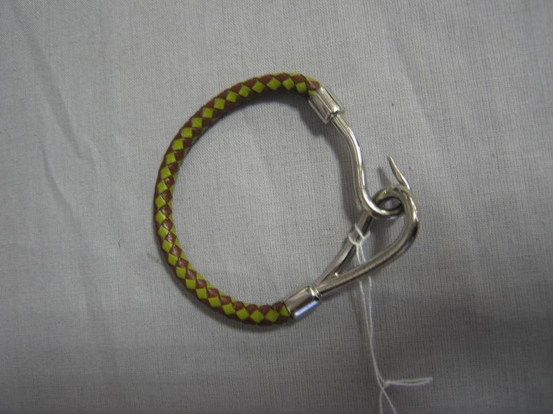 HERMES - Bracelet lien en cuir vert et marron...