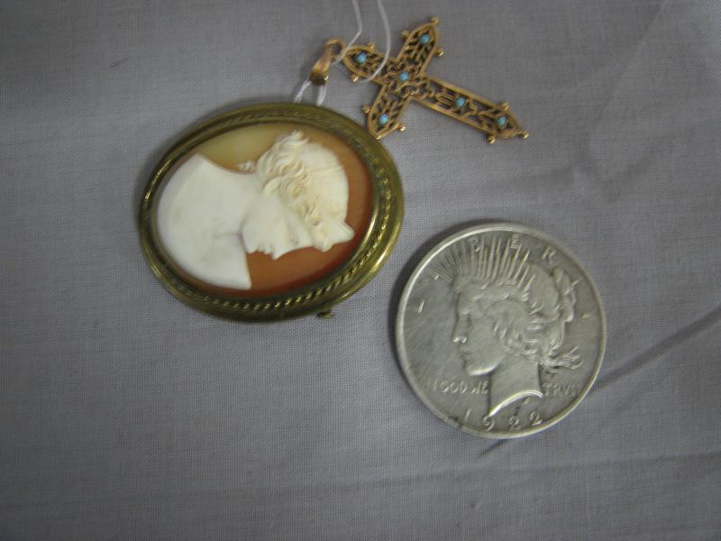 PENDENTIF CROIX en or jaune filigrané et...