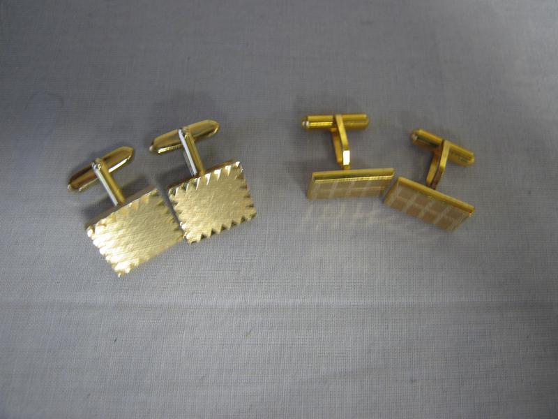 LOT de 2 PAIRES DE BOUTONS DE MANCHETTES...