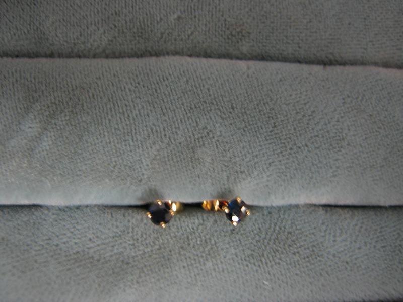 PAIRE DE BOUTONS D'OREILLES en or et pierres...