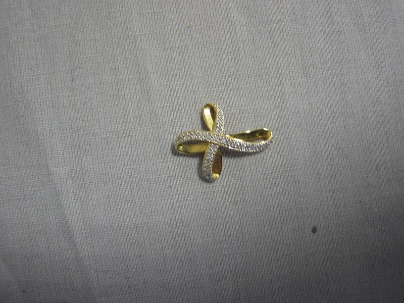 CROIX en or jaune et petits diamants. Poids...