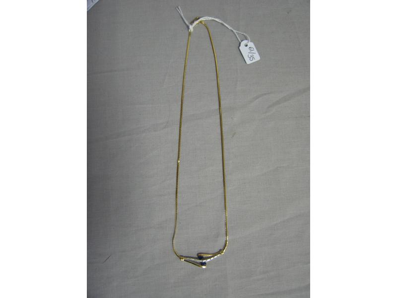 COLLIER en or jaune serti de deux saphirs...
