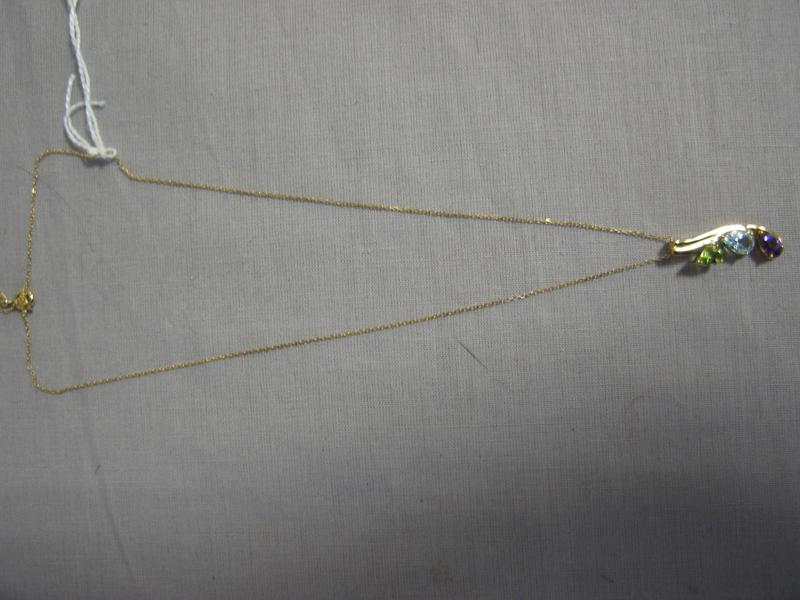 COLLIER en or jaune à motif de feuille sertie...