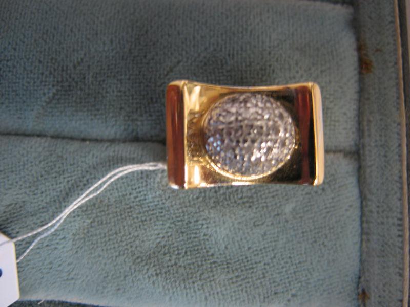 BAGUE en or jaune de forme art deco  sertie...