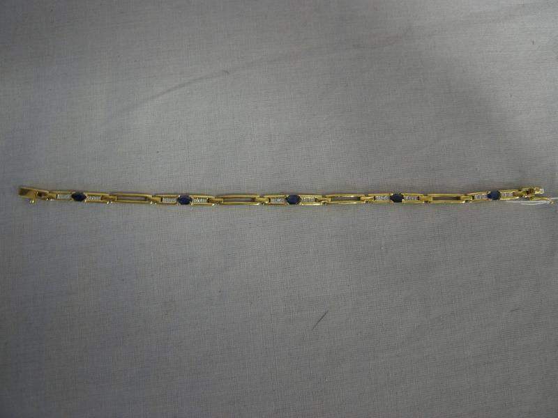 BRACELET souple en or jaune à maillons ajourés...