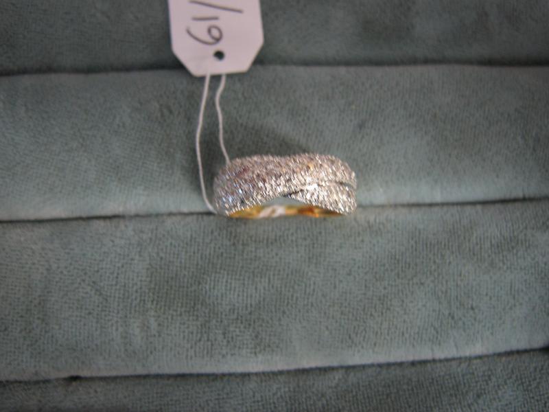 BAGUE en or jaune sertie de brillants. TDD....