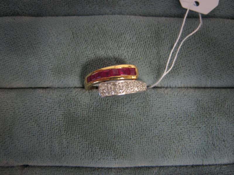 BAGUE en or jaune et blanc sertie de brillants...