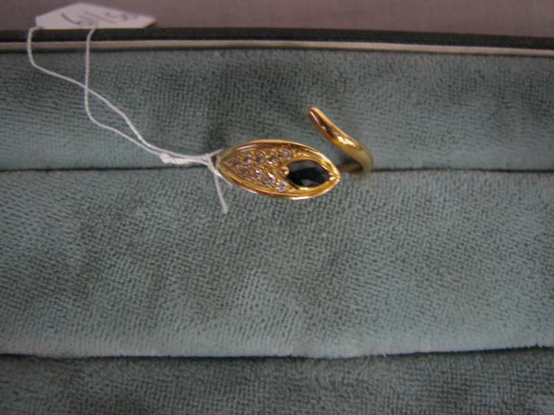 BAGUE SERPENT en or jaune à décor de brillants...
