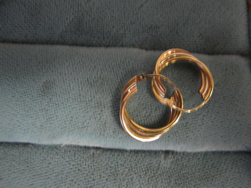 BOUCLES D'OREILLES en or jaune et deux ors....