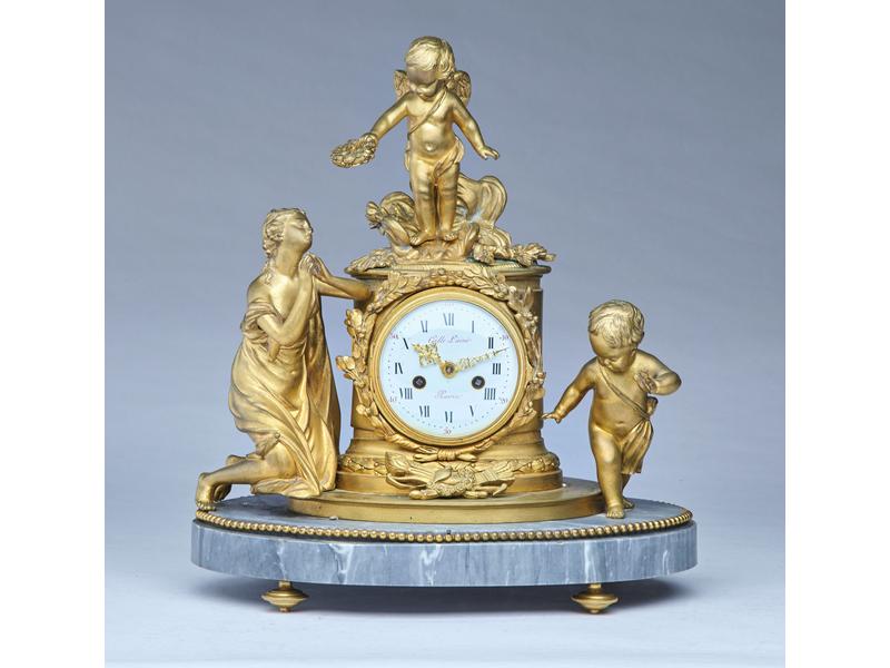 PENDULE à l'Amour en bronze doré, le cadran...