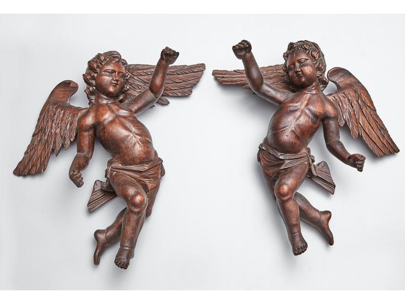 PAIRE D'ANGELOTS en chêne sculpté et cir...