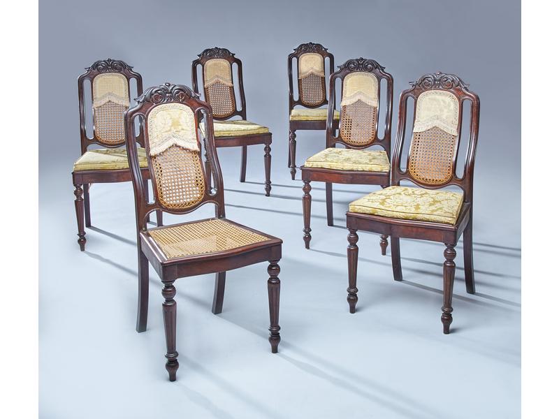 SUITE DE SIX CHAISES cannées en acajou et...