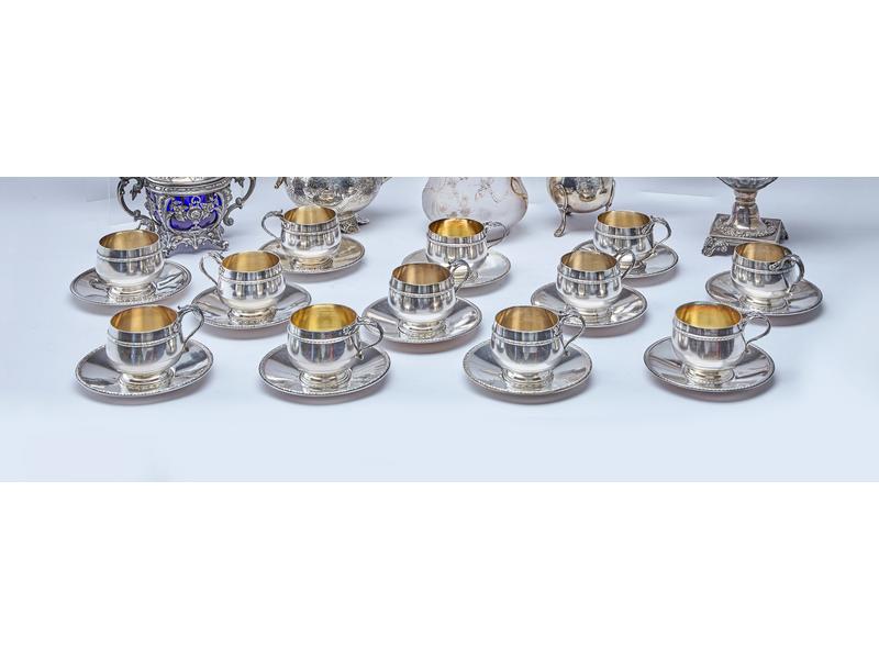 SUITE DE NEUF TASSES ET SOUS-TASSES en argent,...