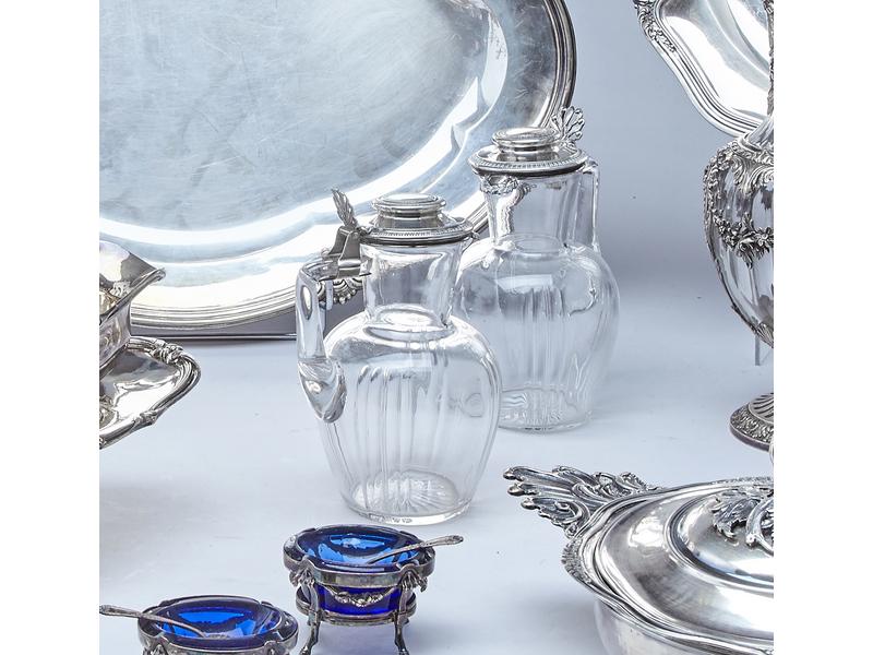 PAIRE DE PETITS CARAFONS en verre moulé et...