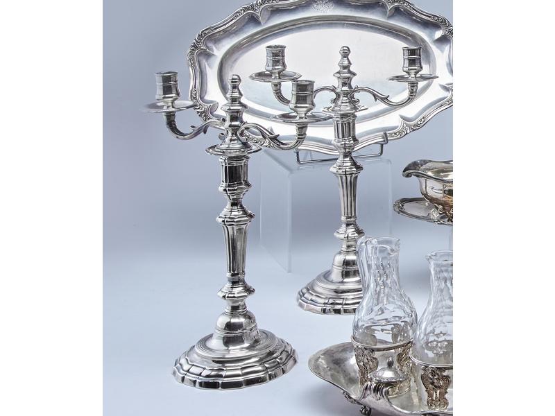 PAIRE DE CANDELABRES à deux bras de lumière...