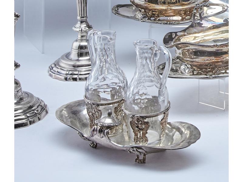HUILIER-VINAIGRIER en argent à décor de coquilles...