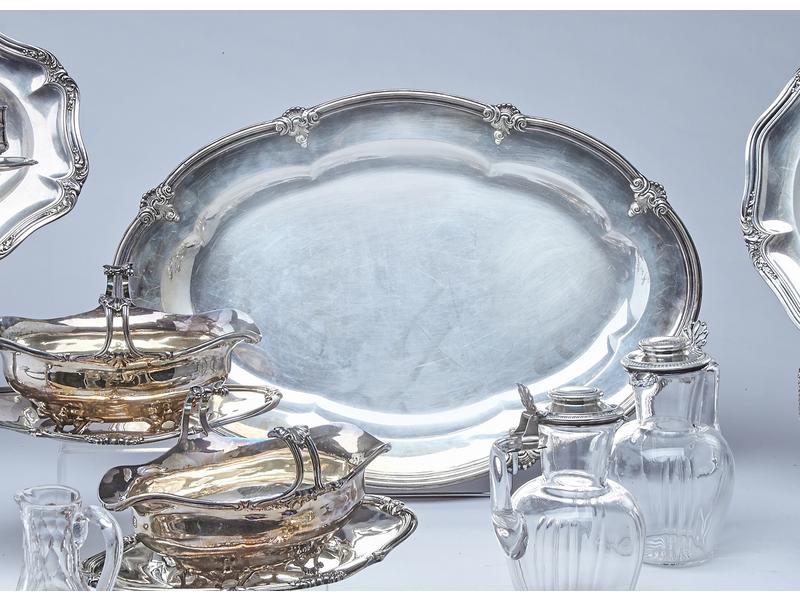 PLAT ovale chantourné en argent à agrafes...