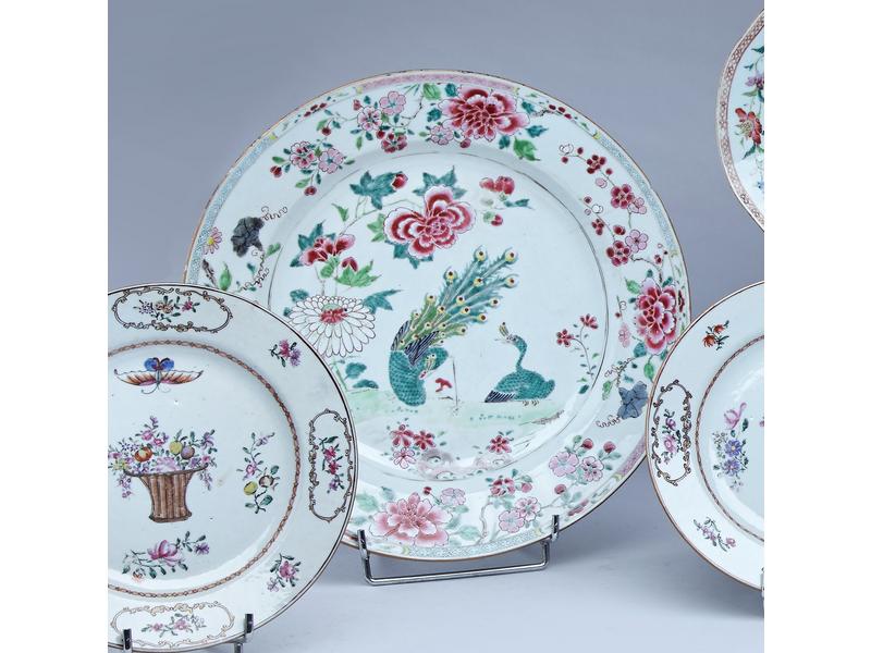 PLAT rond en porcelaine émaillée famille...