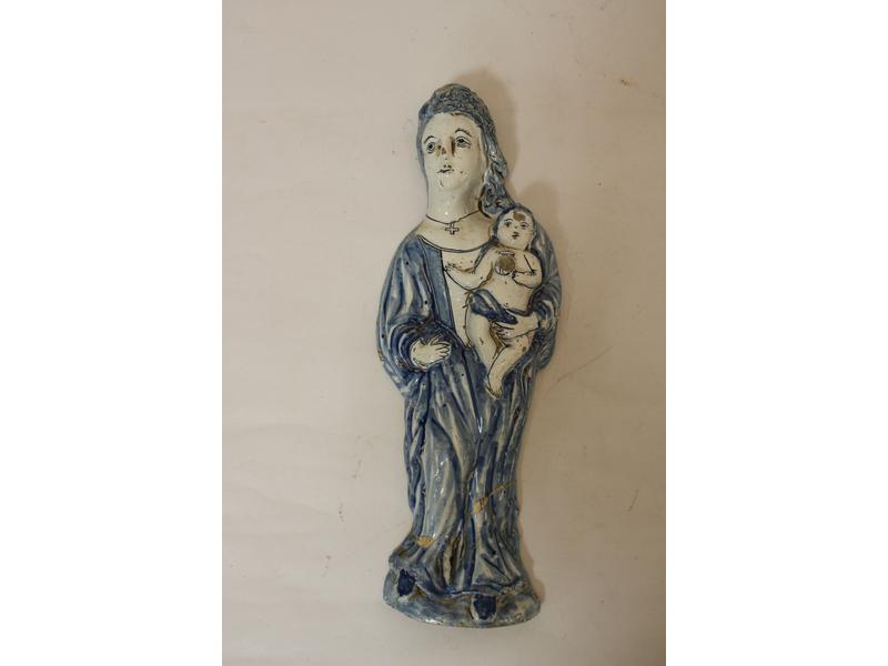 VIERGE A L'ENFANT en émail bleu et blanc...