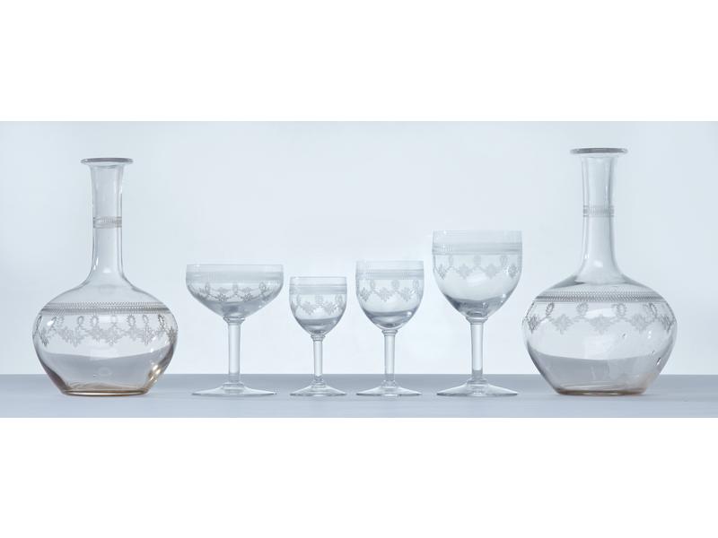 SERVICE DE VERRES A PIEDS en cristal gravé...