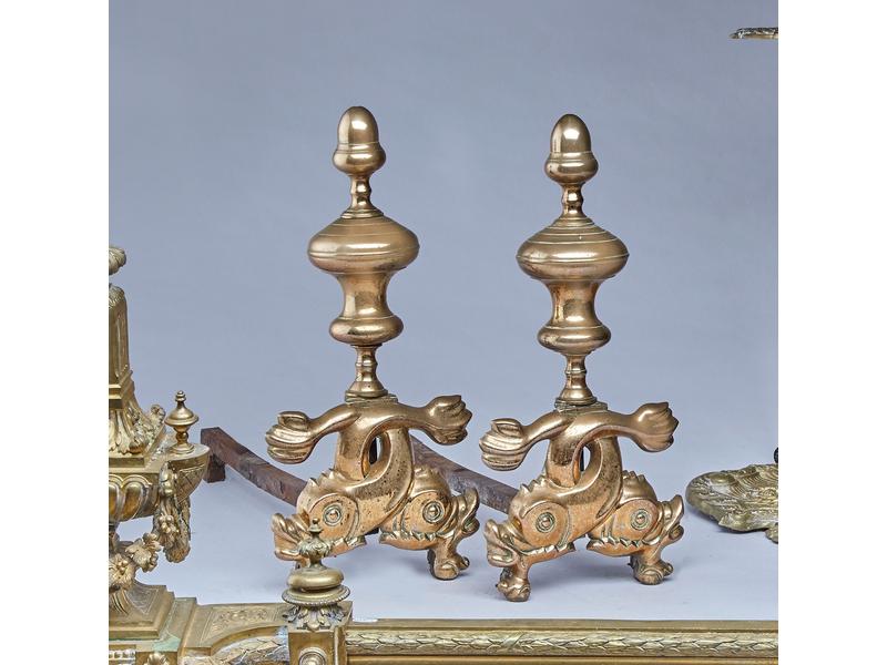 PAIRE DE CHENETS en bronze ciselé à décor...