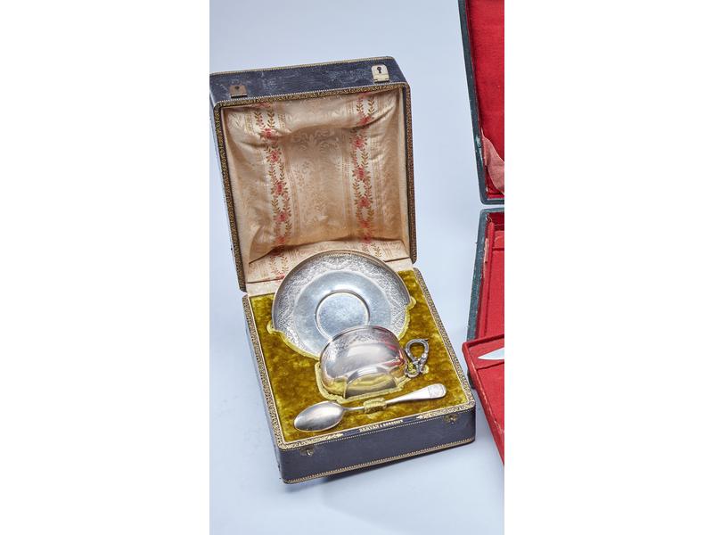 NECESSAIRE en argent gravé de guirlandes...