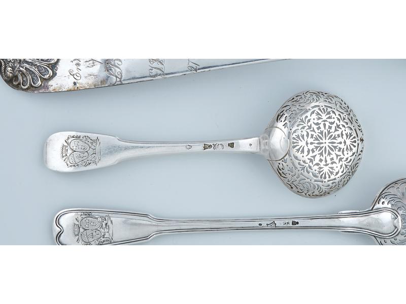 CUILLERE A SAUPOUDRER en argent, modèle uni-plat,...
