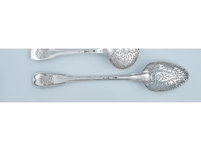 CUILLERE A OLIVE en argent, modèle à filets,...