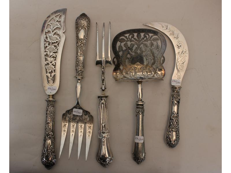 TROIS PIECES DE SERVICE, UNE PELLE et UNE...