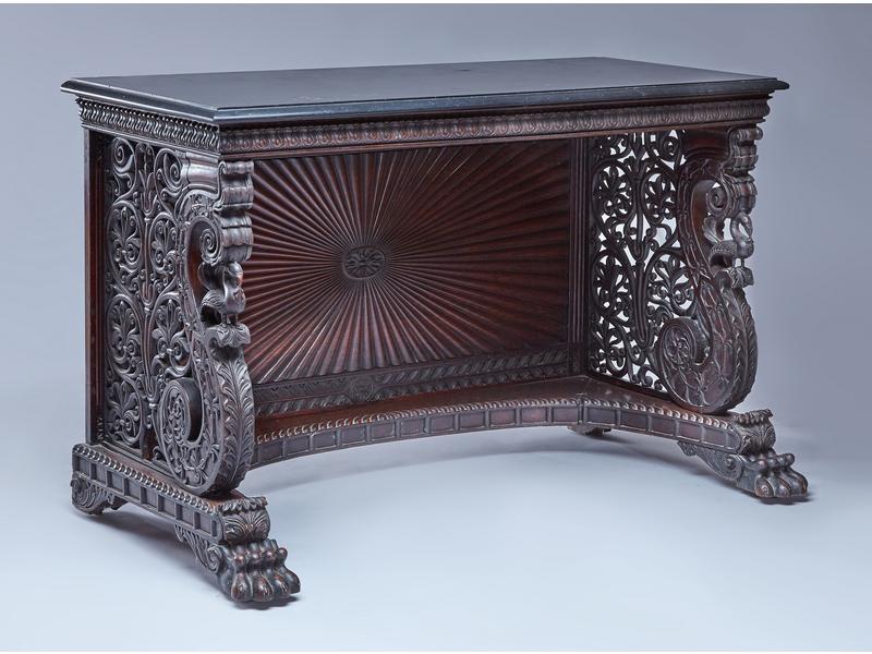 TABLE CONSOLE en palissandre richement ajouré...
