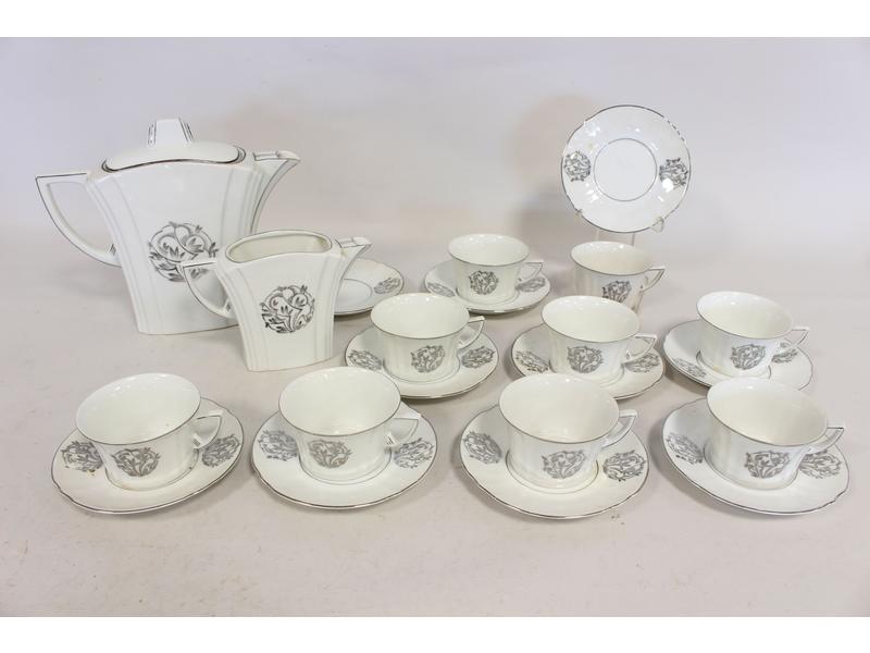 PARTIE DE SERVICE A THE en porcelaine blanche,...