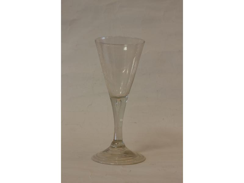 VERRE A PIED en verre soufflé, de forme ...