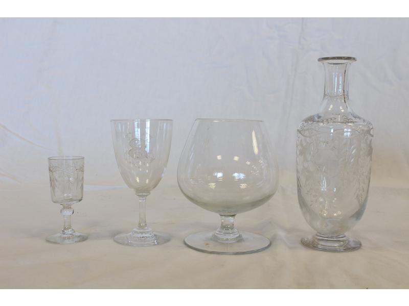 LOT DE VERRES comprenant : 7 verres à pied...
