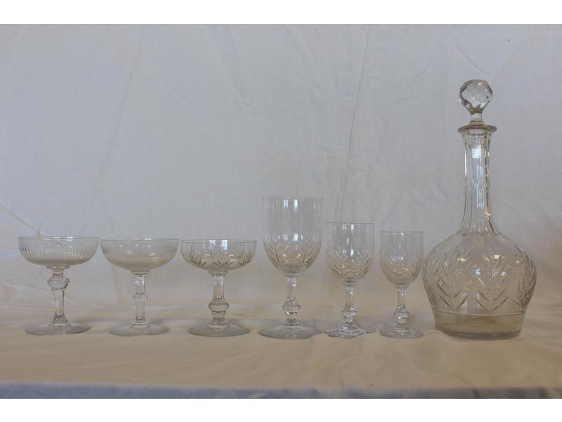 SERVICE DE VERRES à pied en cristal comprenant...