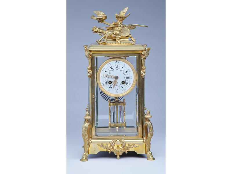 PENDULE CAGE en verre et bronze doré ciselé...