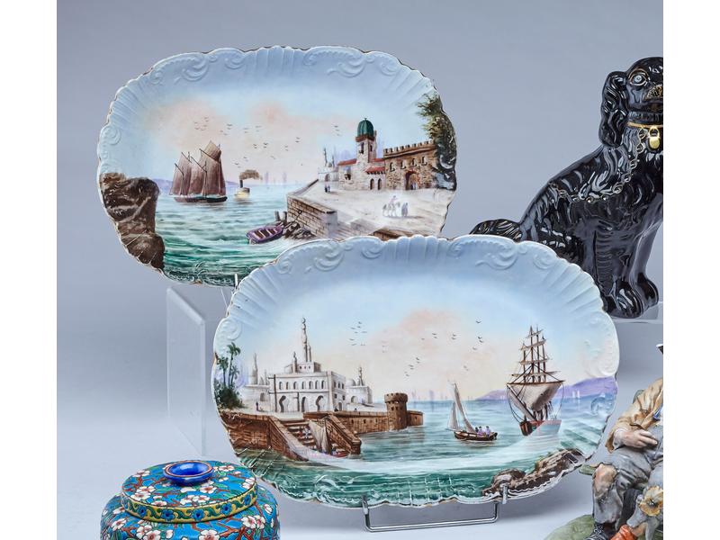 PAIRE DE PLATS oblongs en porcelaine à décor...
