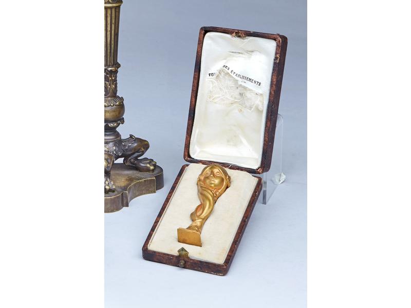 CACHET en bronze doré à prise en motif d'une...