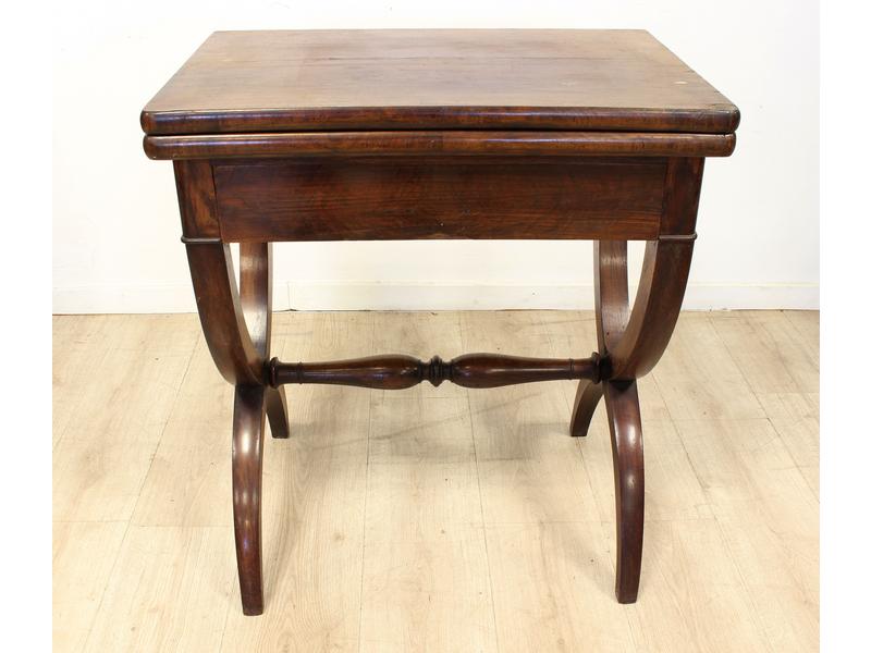 TABLE A JEUX en acajou et placage d'acajou,...