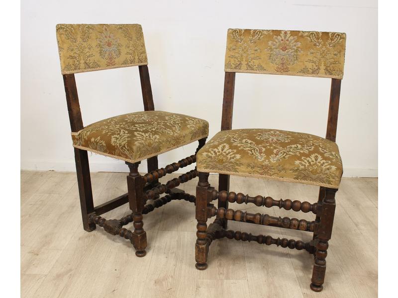 DEUX CHAISES en chêne à dossier à bandeau,...
