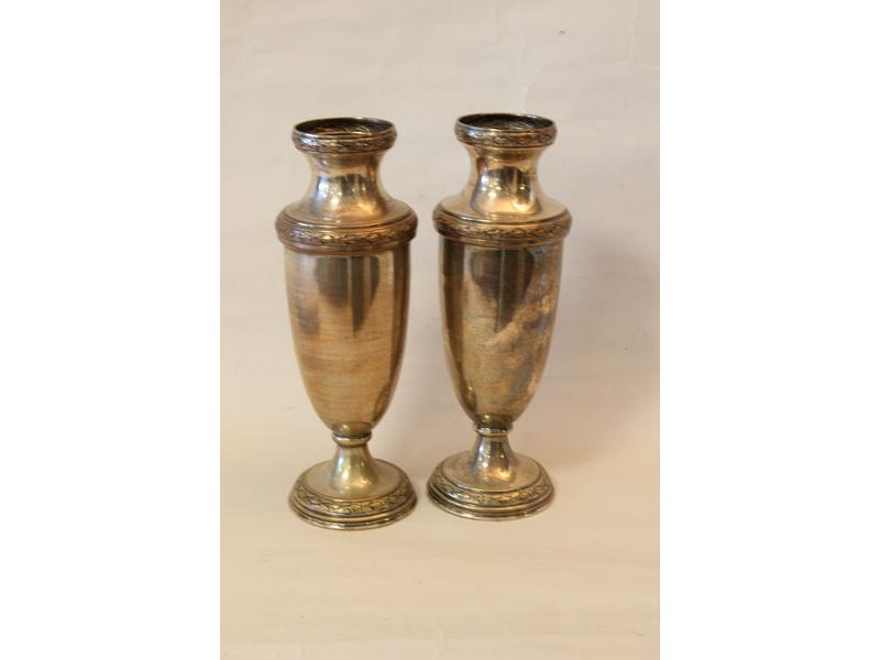 PAIRE DE VASES de forme balustre sur piédouche,...