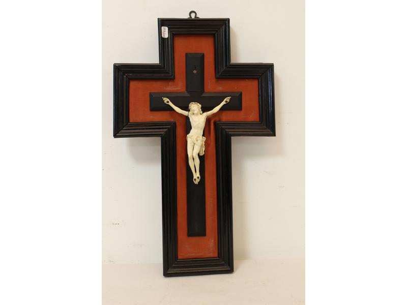 PETIT CRUCIFIX en ivoire sculpté dans un...