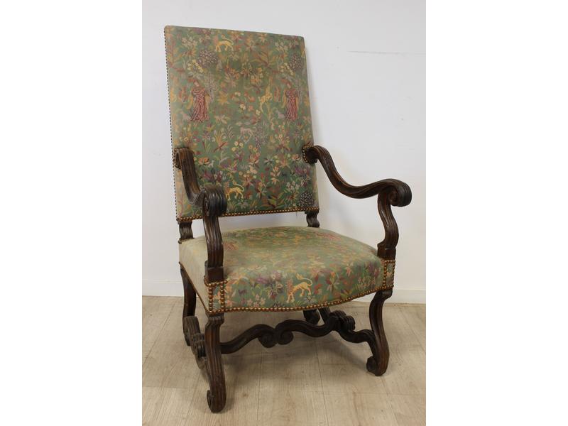 FAUTEUIL à haut dossier en hêtre teinté,...