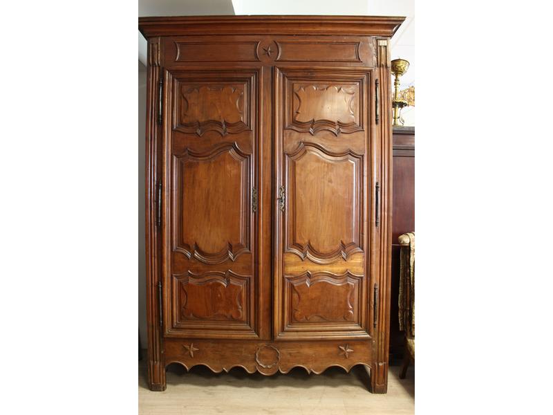 ARMOIRE rectangulaire en noyer blond à motifs...