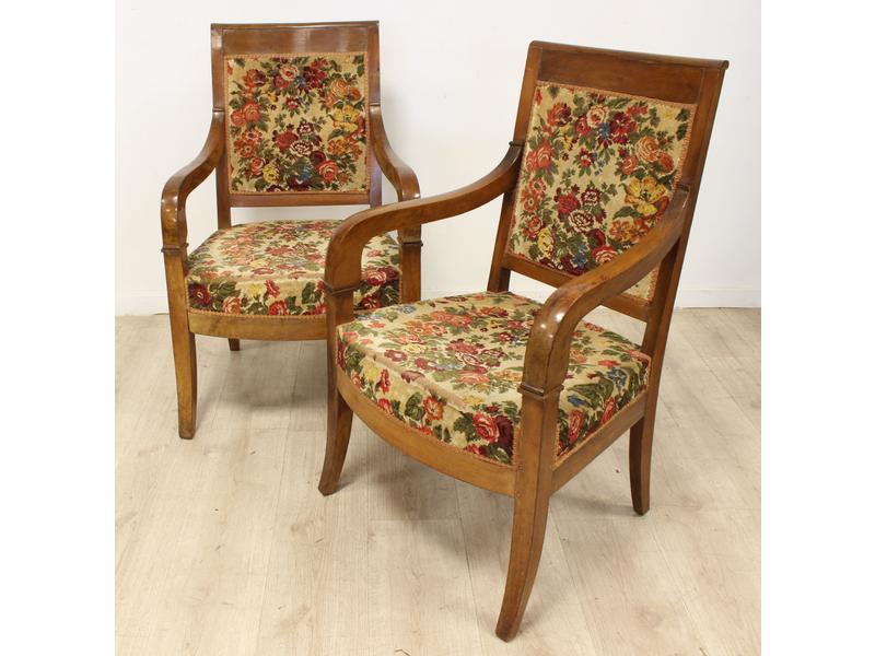 PAIRE DE FAUTEUILS en merisier à accotoirs...