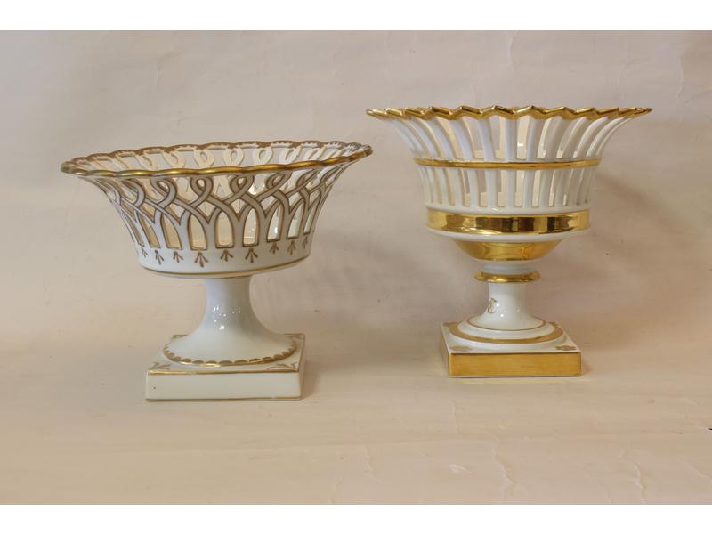 DEUX COUPES-CORBEILLES en porcelaine ajourée...