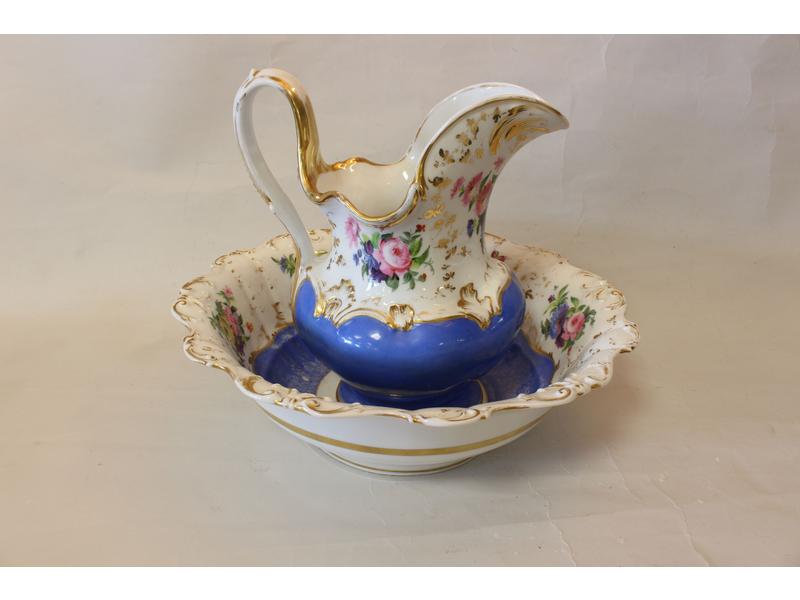 AIGUIERE ET SON BASSIN en porcelaine émaillée...