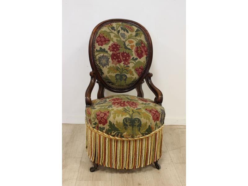 FAUTEUIL à dossier médaillon et assise ronde...